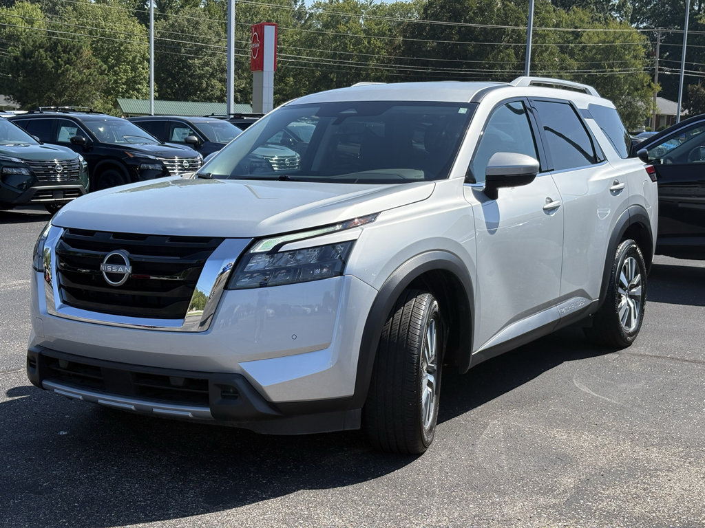 Used 2025 Nissan Pathfinder SL FWD image 3