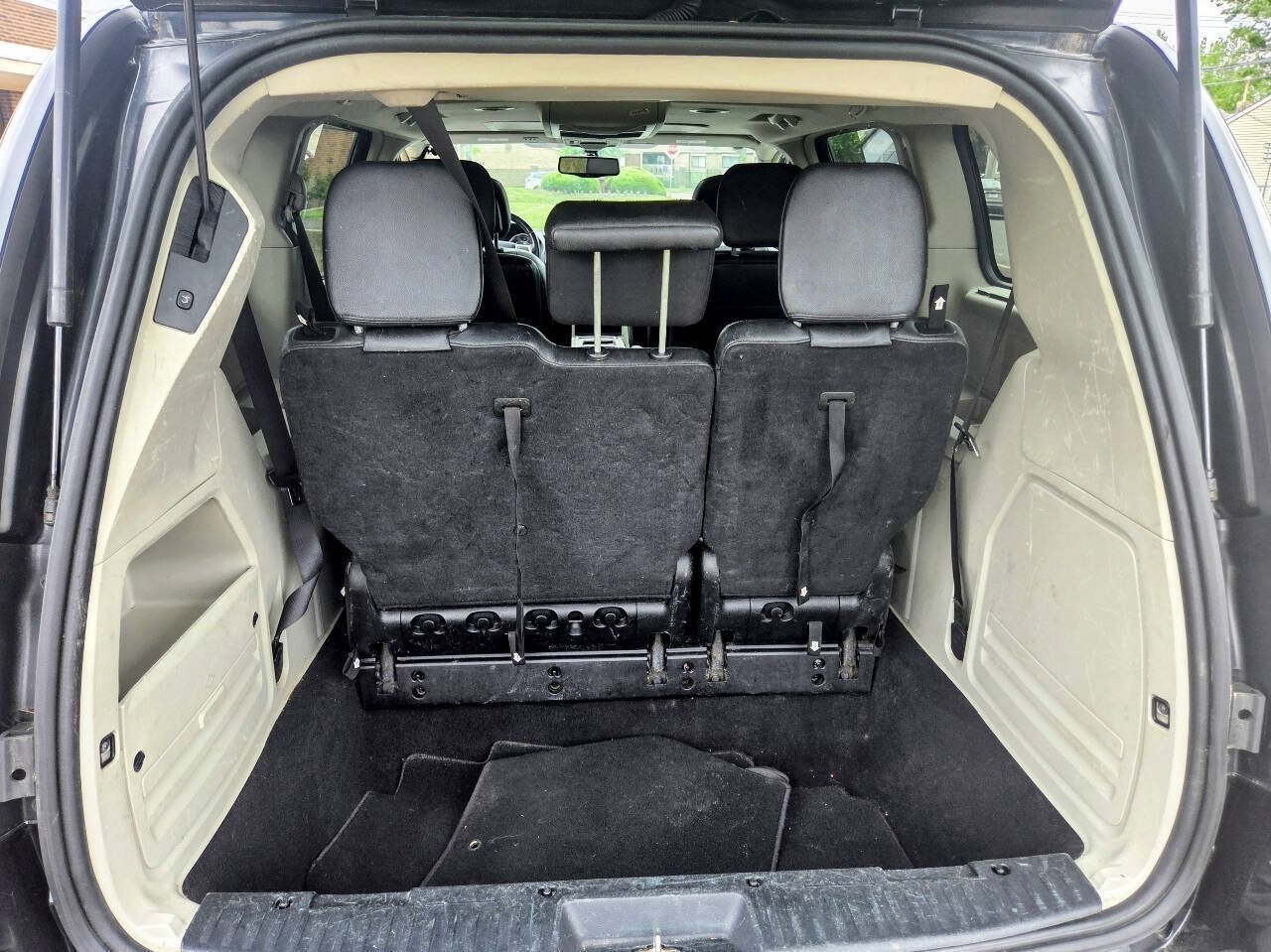 Used 2016 Chrysler Town & Country Touring-L FWD image 9