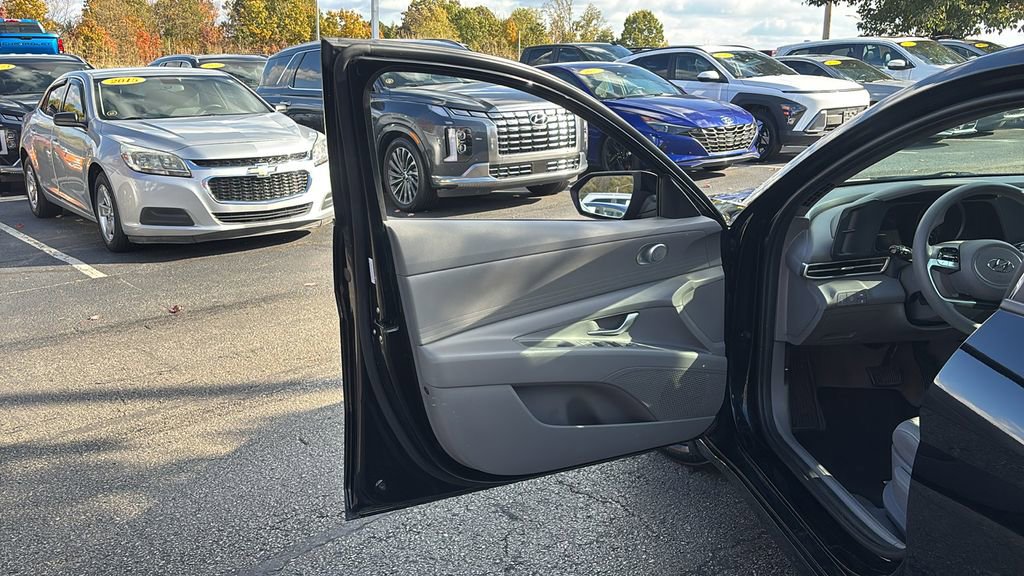 Used 2022 Hyundai Elantra Blue image 11