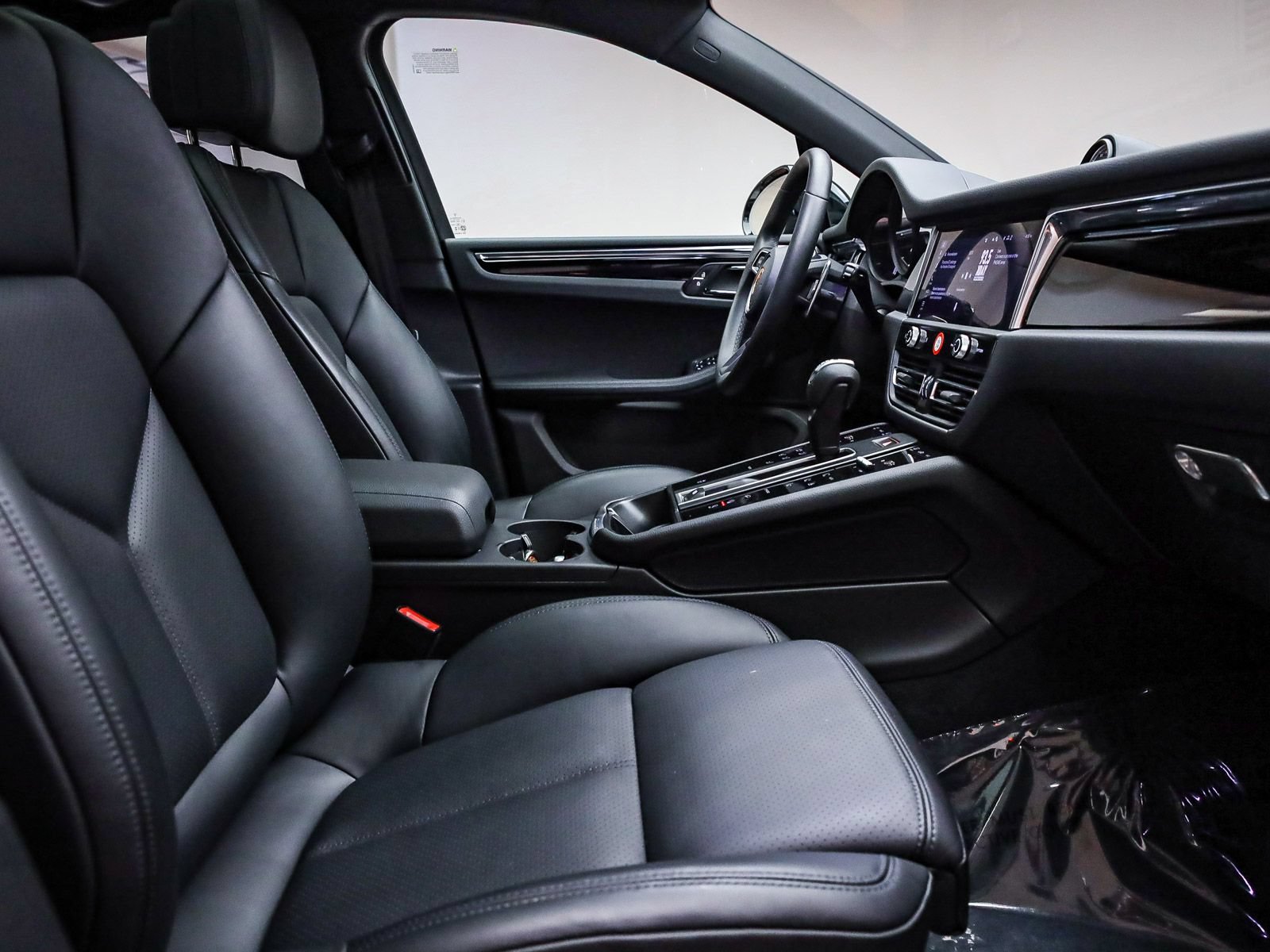 Certified 2026 Porsche Macan AWD/4WD image 21