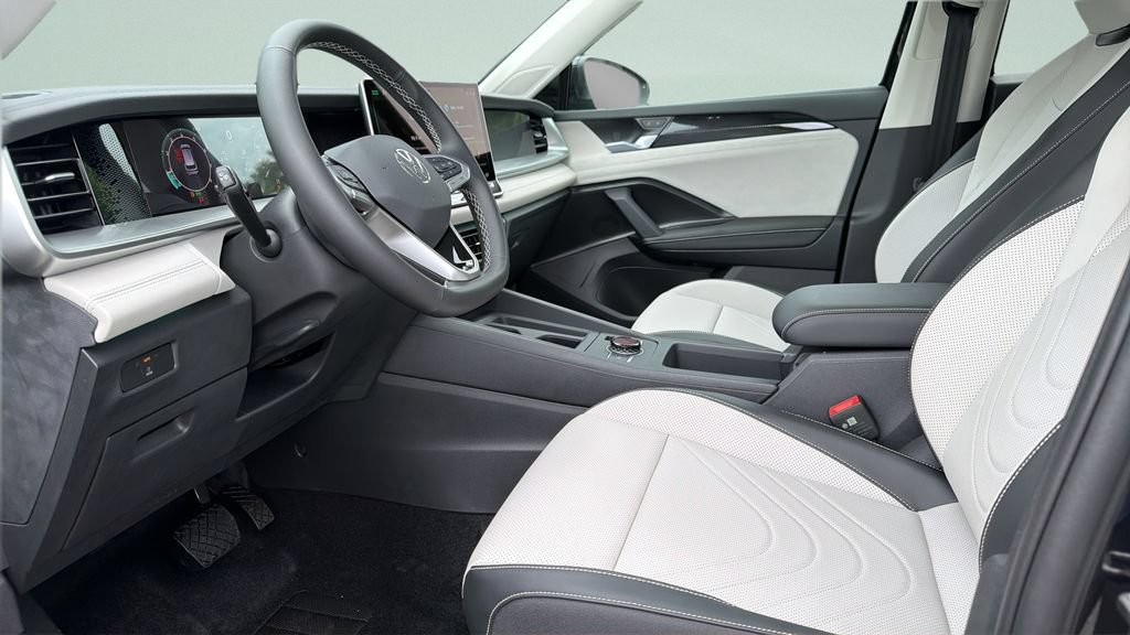 New 2026 Volkswagen Tiguan SE FWD image 28