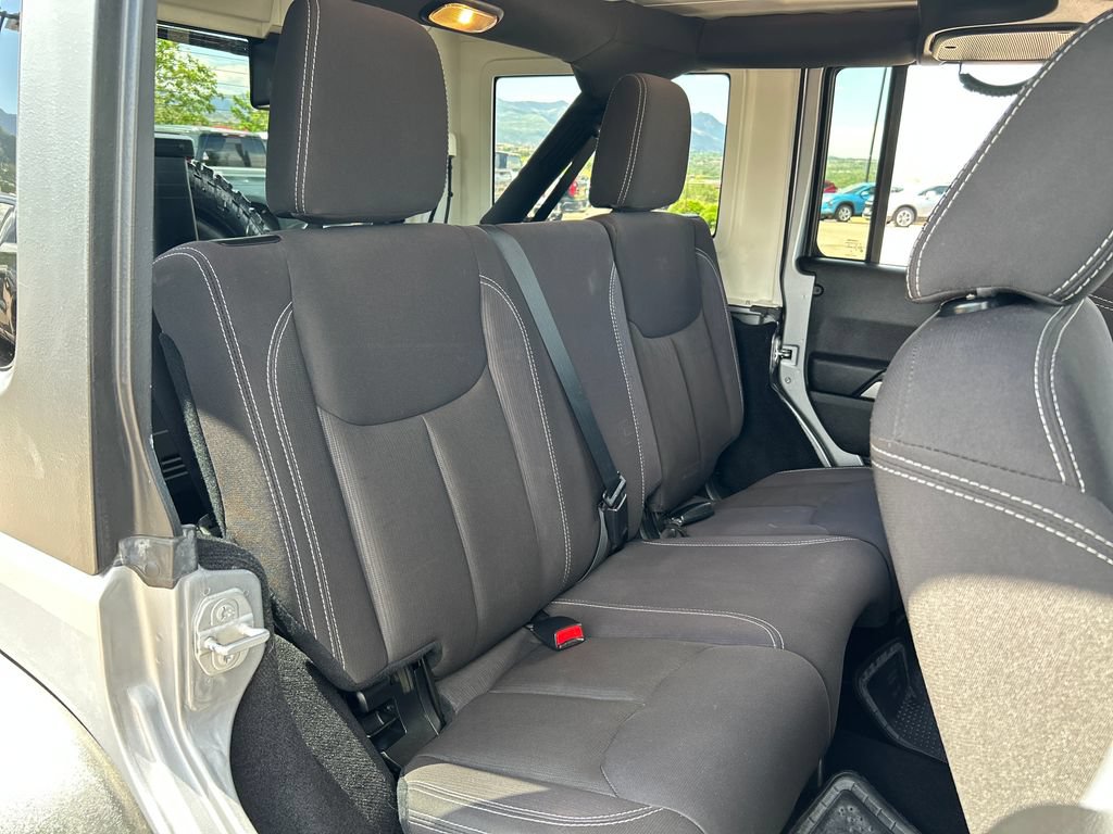 Used 2015 Jeep Wrangler Unlimited Rubicon w/ Connectivity Group AWD/4WD image 16