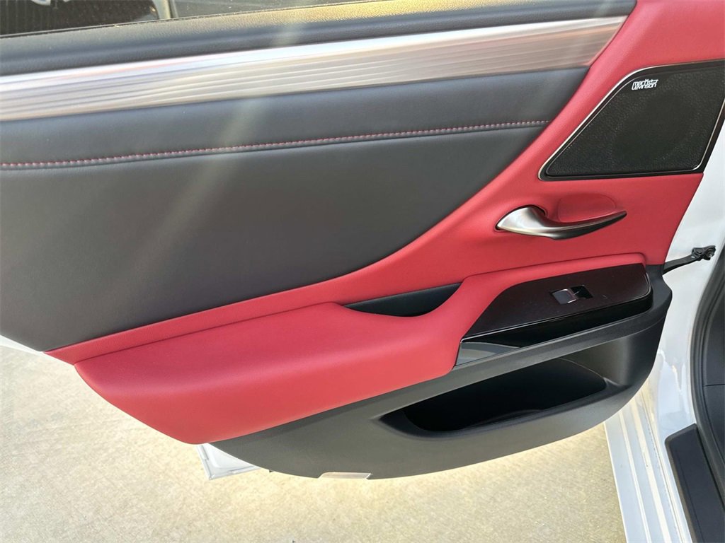 Used 2024 Lexus ES 300h F Sport image 11