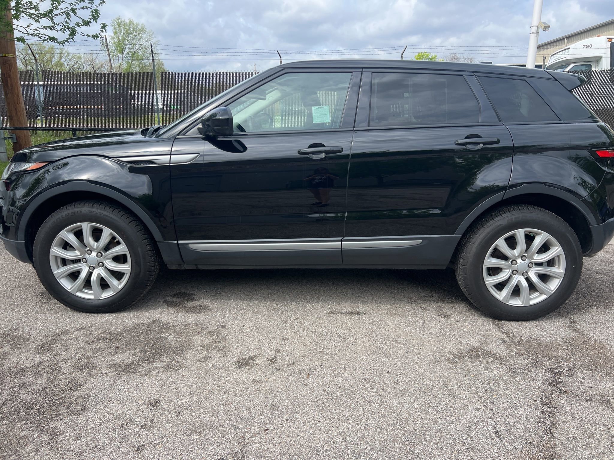 Used 2019 Land Rover Range Rover Evoque SE image 9