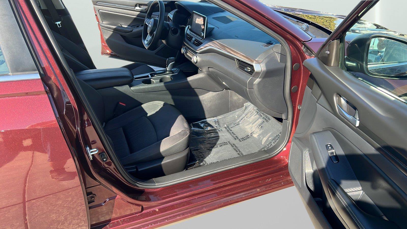 Used 2025 Nissan Altima 2.5 SV FWD image 14