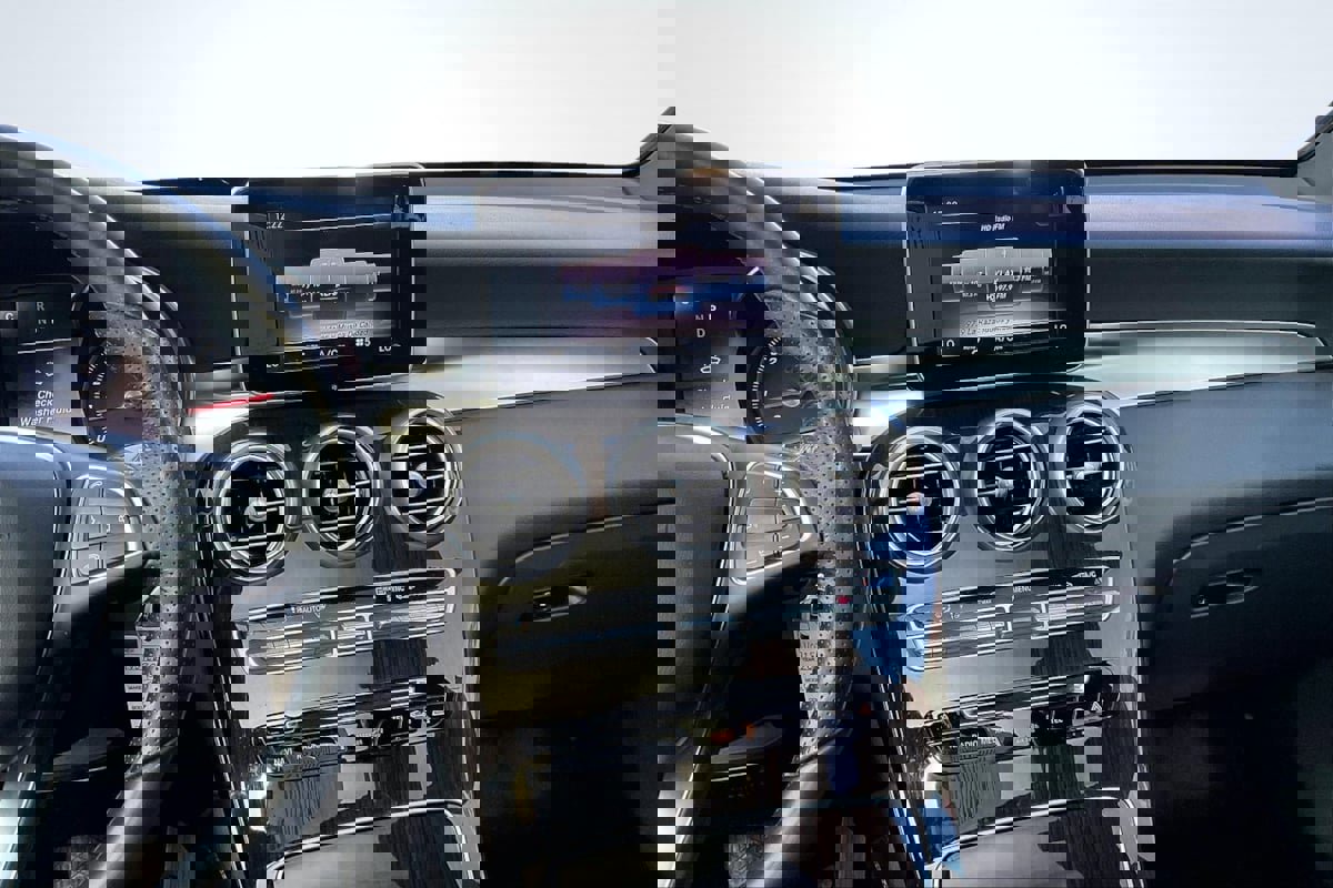 Used 2018 Mercedes-Benz GLC 300 SUV image 6