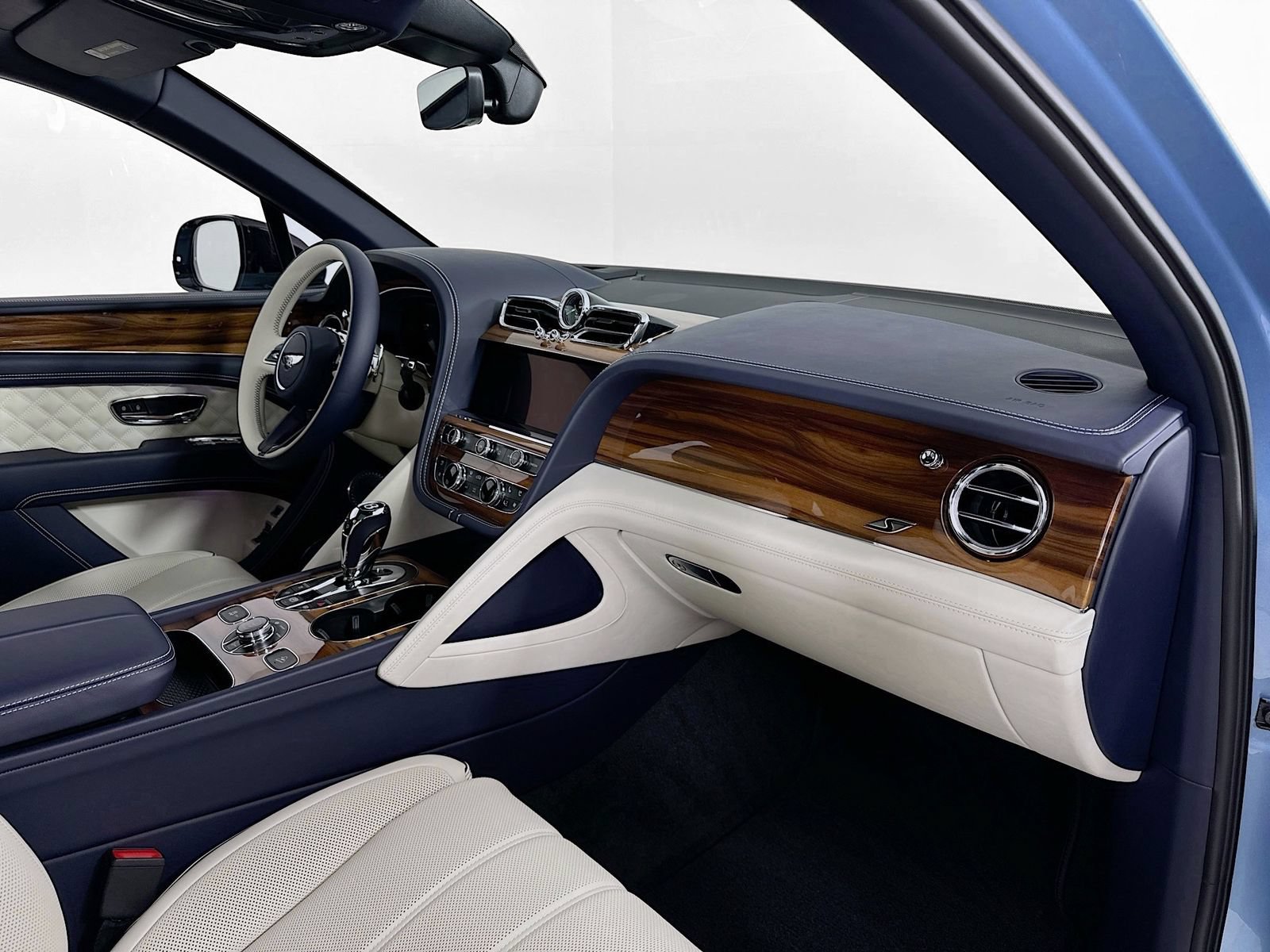 Certified 2025 Bentley Bentayga AWD/4WD image 30