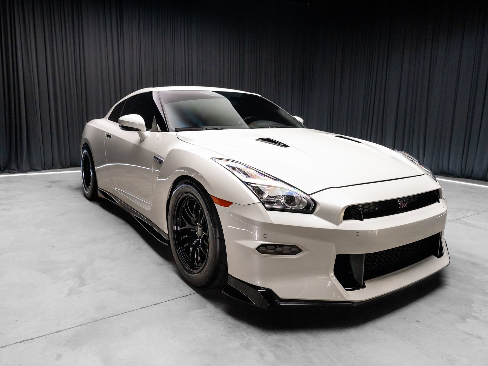 Used 2024 Nissan GT-R Premium w/ Premium Interior Package AWD/4WD image 13