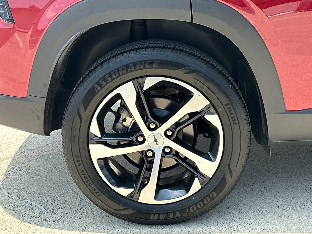 Used 2025 Chevrolet Trax RS w/ Sunroof Package FWD image 7