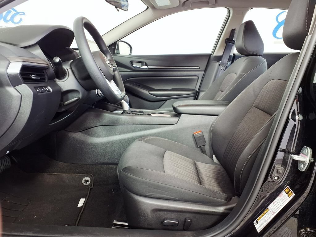 Used 2025 Nissan Altima 2.5 SV FWD image 9
