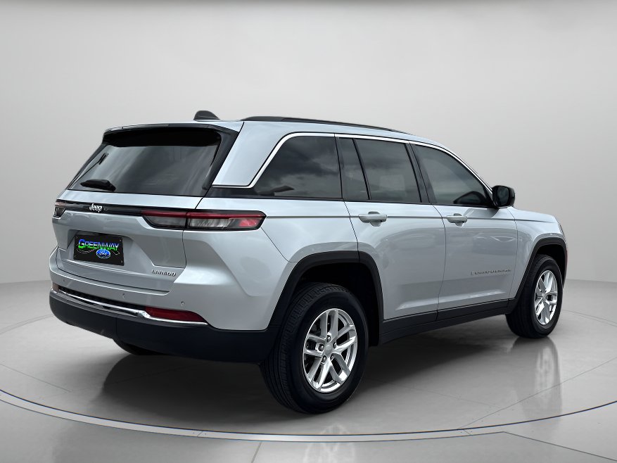 Used 2025 Jeep Grand Cherokee Laredo X w/ Luxury Tech Group I RWD image 3
