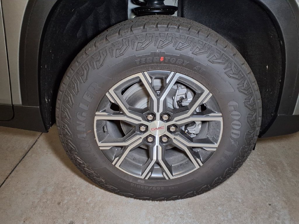 New 2027 GMC Acadia AT4 w/ Luxury Package AWD/4WD image 3