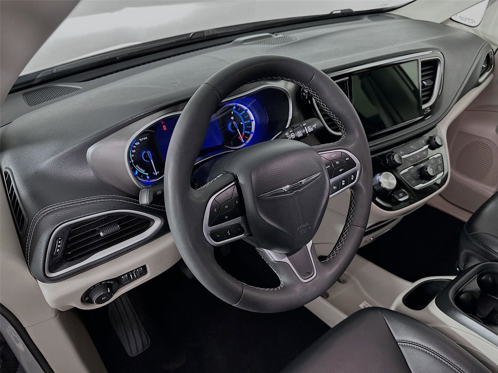 Used 2024 Chrysler Pacifica Select image 24