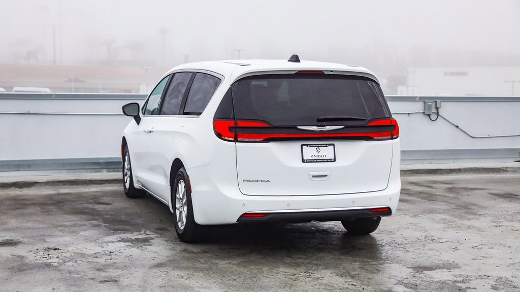 Certified 2024 Chrysler Pacifica Touring-L image 7