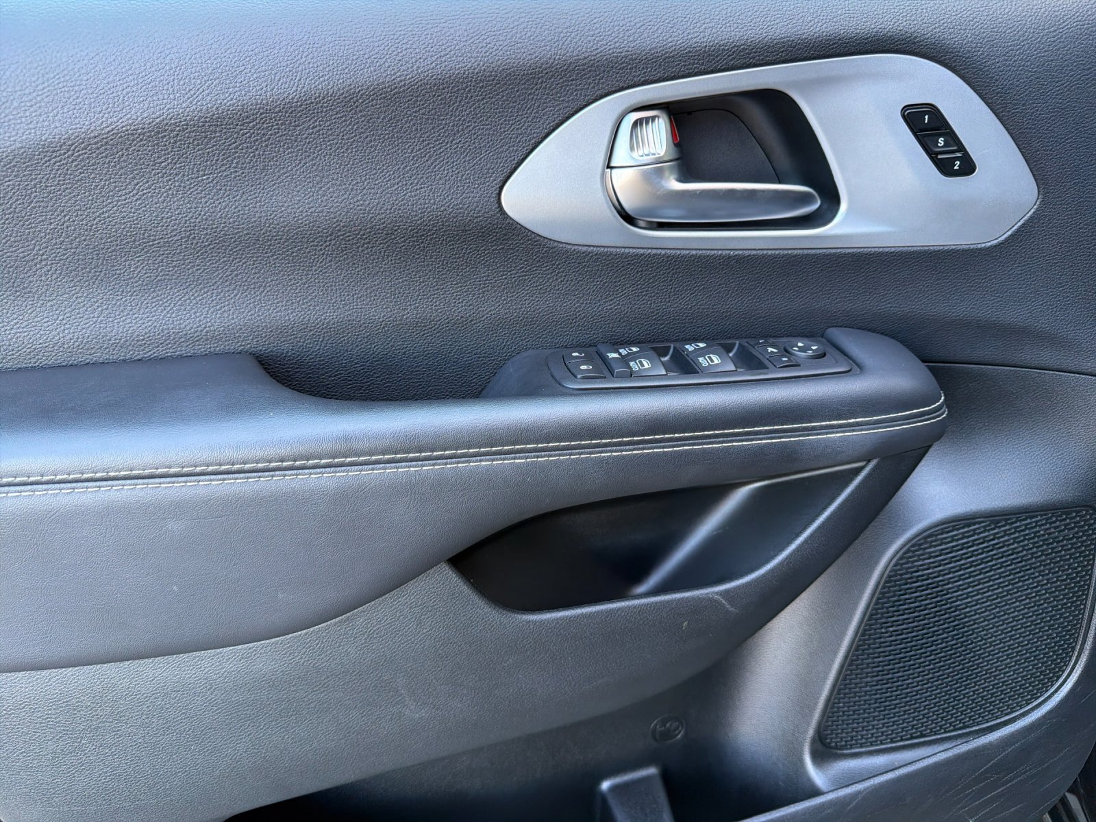 Used 2025 Chrysler Pacifica Limited FWD image 10