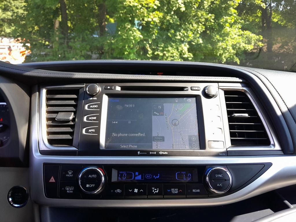 Used 2018 Toyota Highlander XLE AWD/4WD image 25