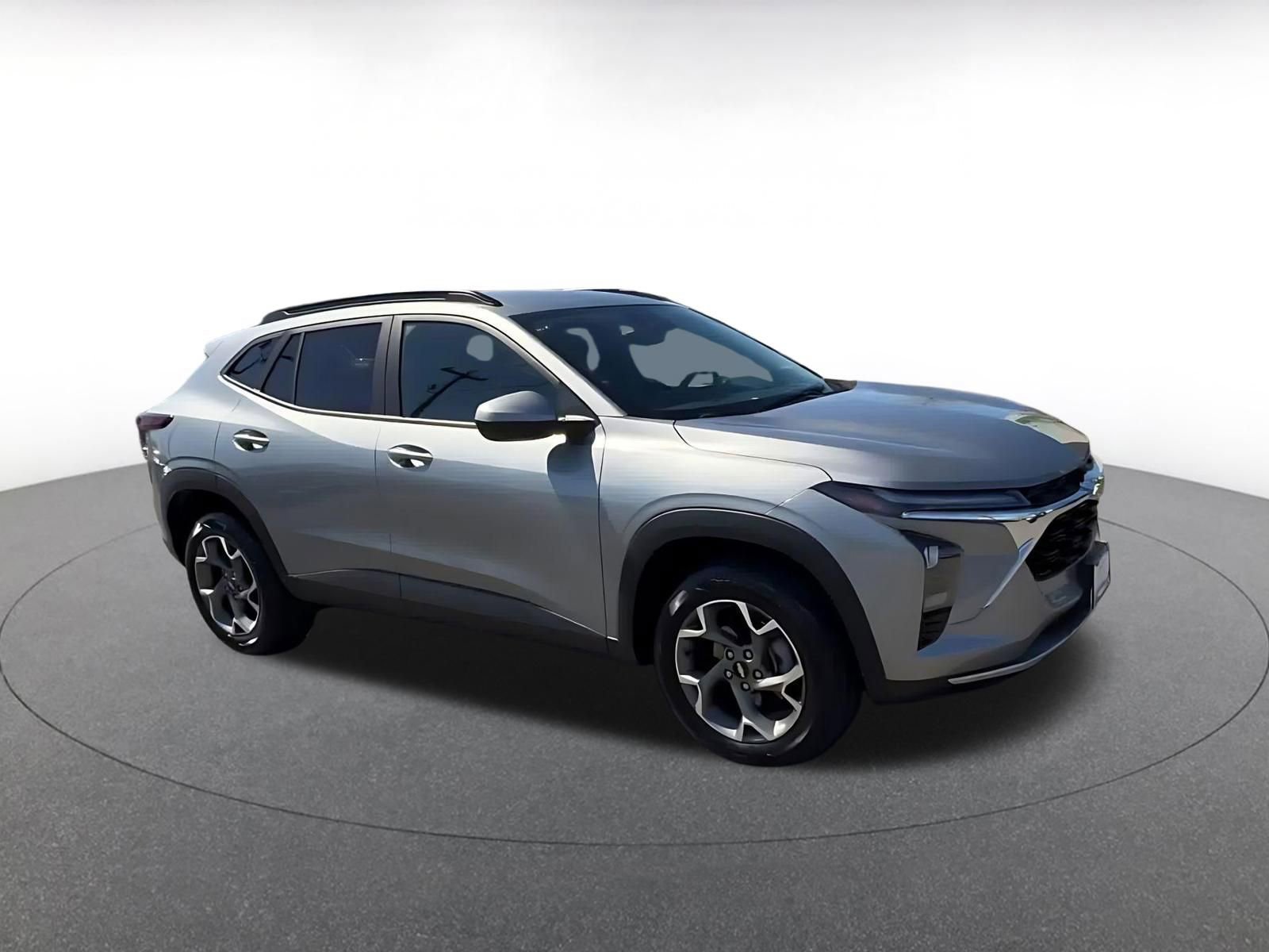 Used 2025 Chevrolet Trax LT image 2