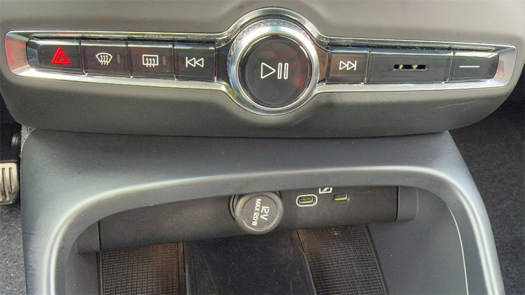 Certified 2025 Volvo XC40 B5 Plus image 21