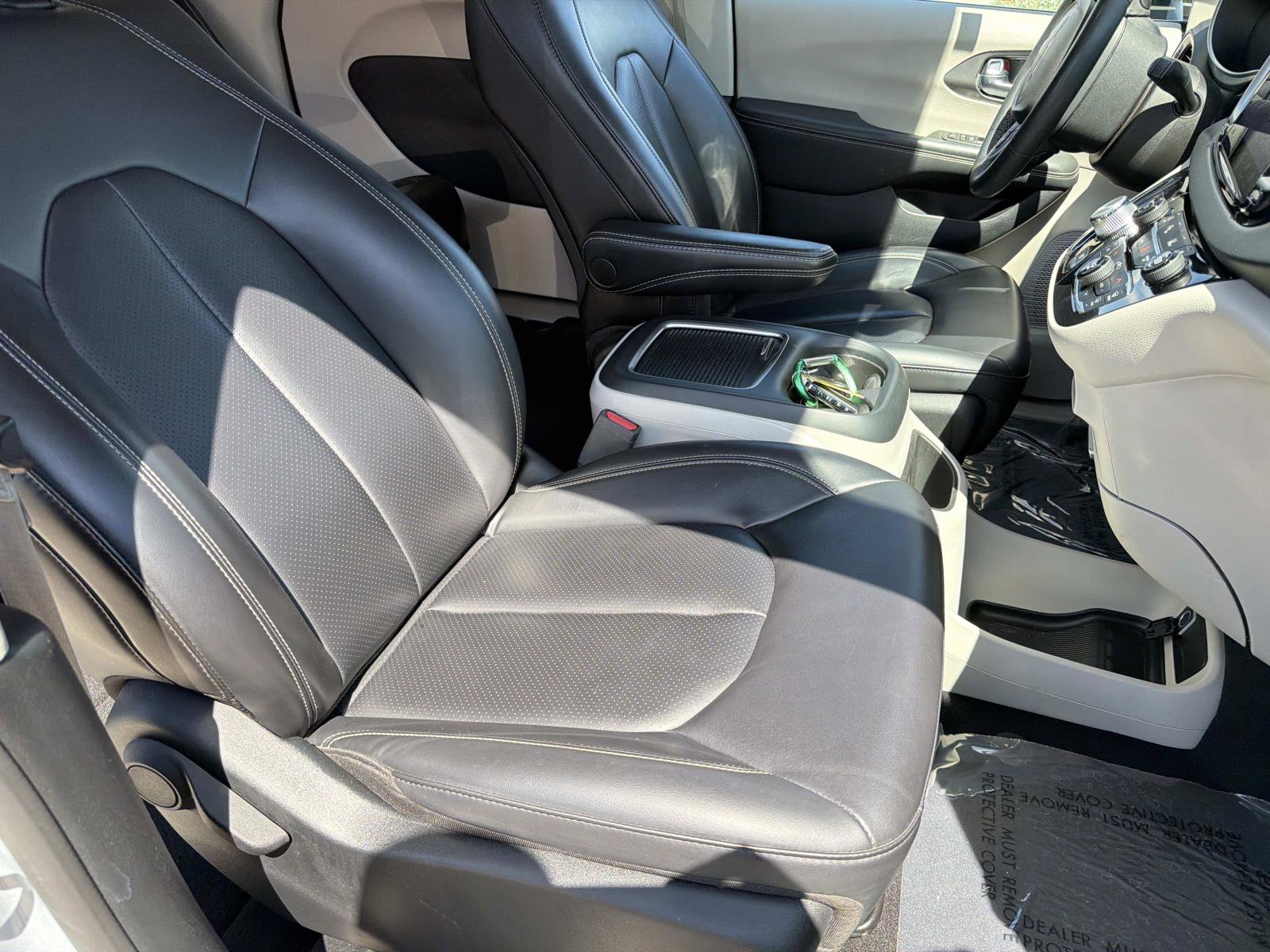 Used 2023 Chrysler Pacifica Touring-L FWD image 23