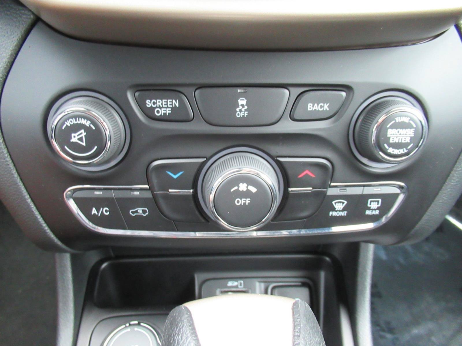 Used 2015 Jeep Cherokee Latitude w/ Cold Weather Group AWD/4WD image 30