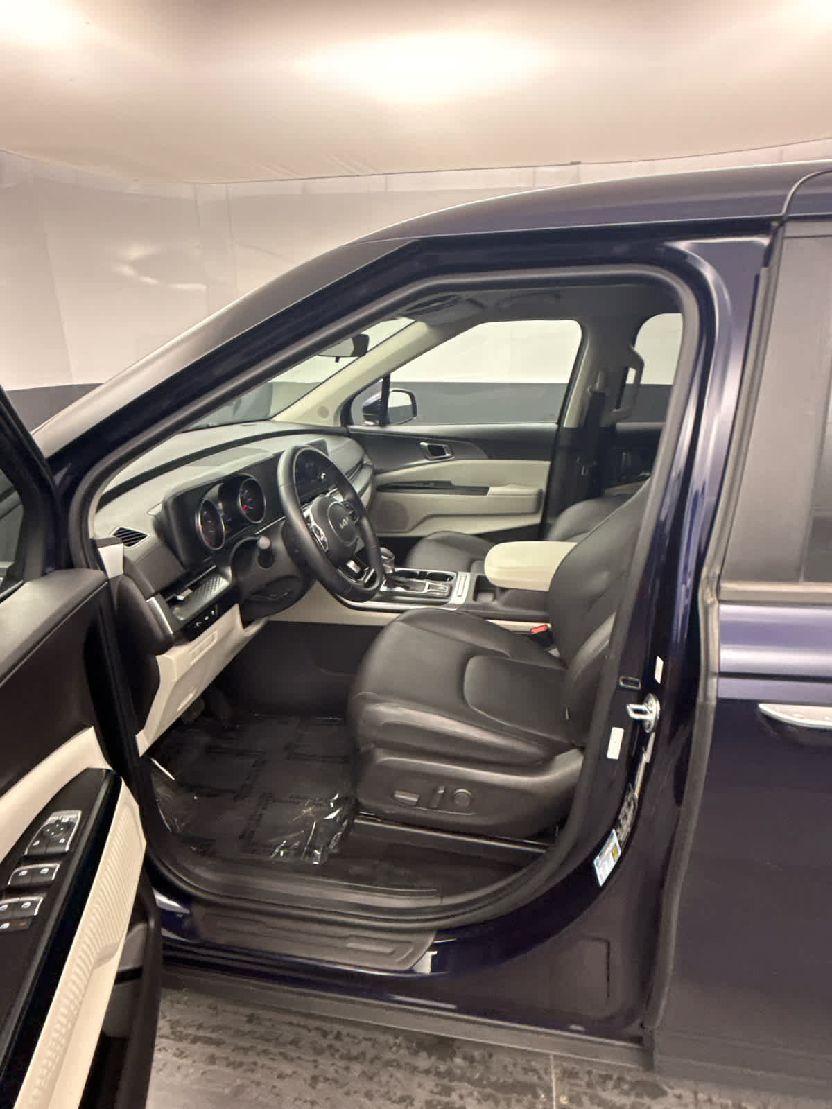 Used 2022 Kia Carnival LX FWD image 64
