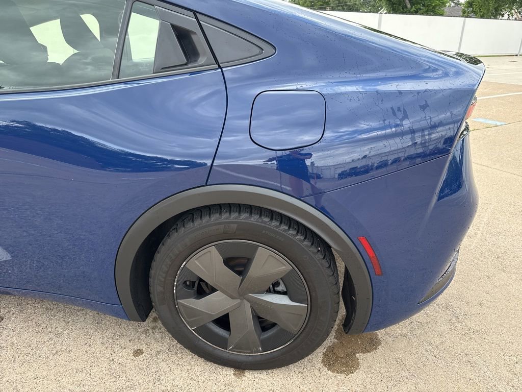 Used 2024 Toyota Prius LE FWD image 3
