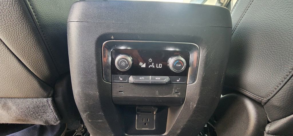 Used 2025 GMC Yukon XL Denali RWD image 19