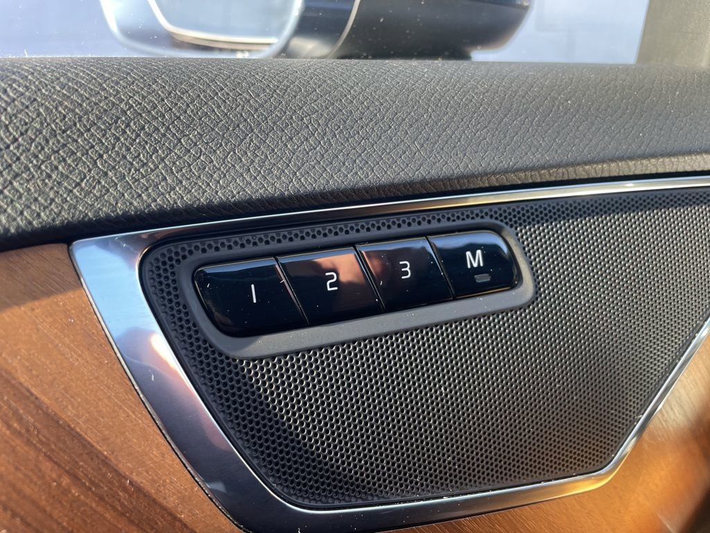 Certified 2023 Volvo XC90 B6 Plus image 32