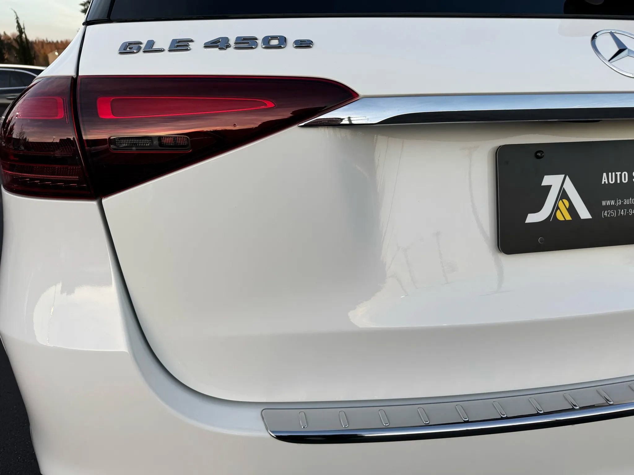 Used 2025 Mercedes-Benz GLE 450e 4MATIC w/ AMG Line Exterior image 17