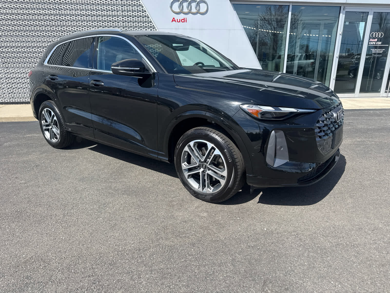 Certified 2025 Audi Q5 Premium w/ Convenience Package AWD/4WD image 2