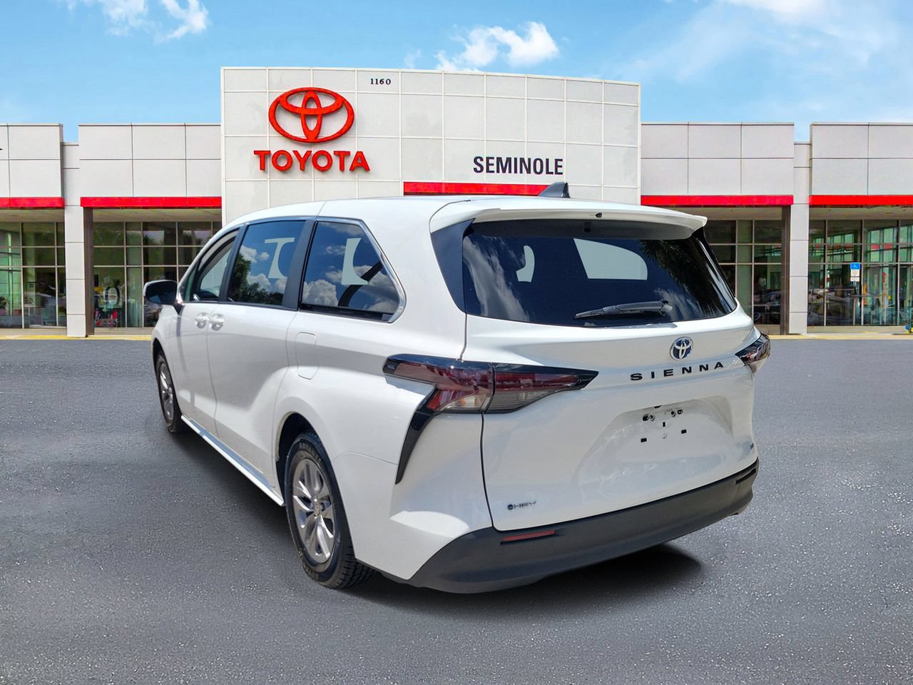 Used 2025 Toyota Sienna LE FWD image 4