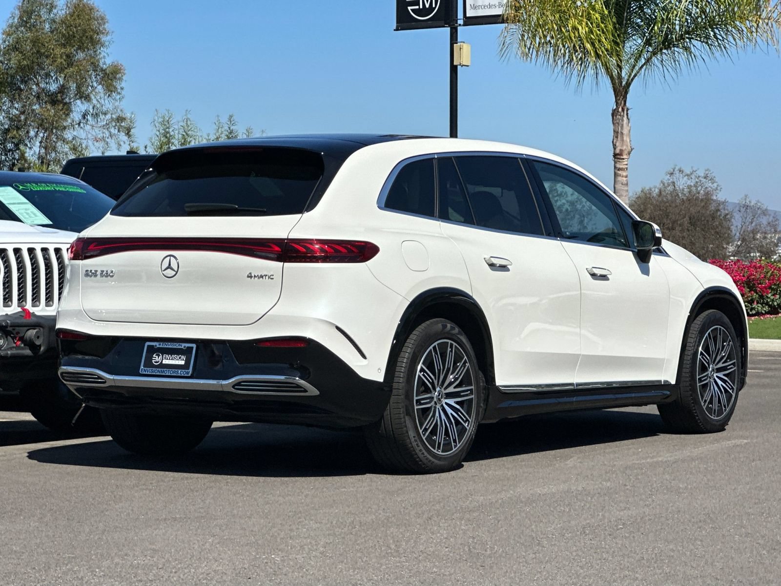 Used 2023 Mercedes-Benz EQS 580 4MATIC SUV image 3