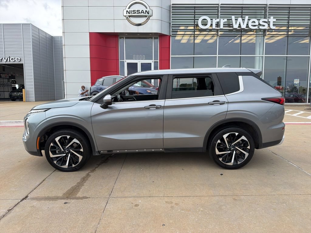Used 2023 Mitsubishi Outlander SE FWD image 2