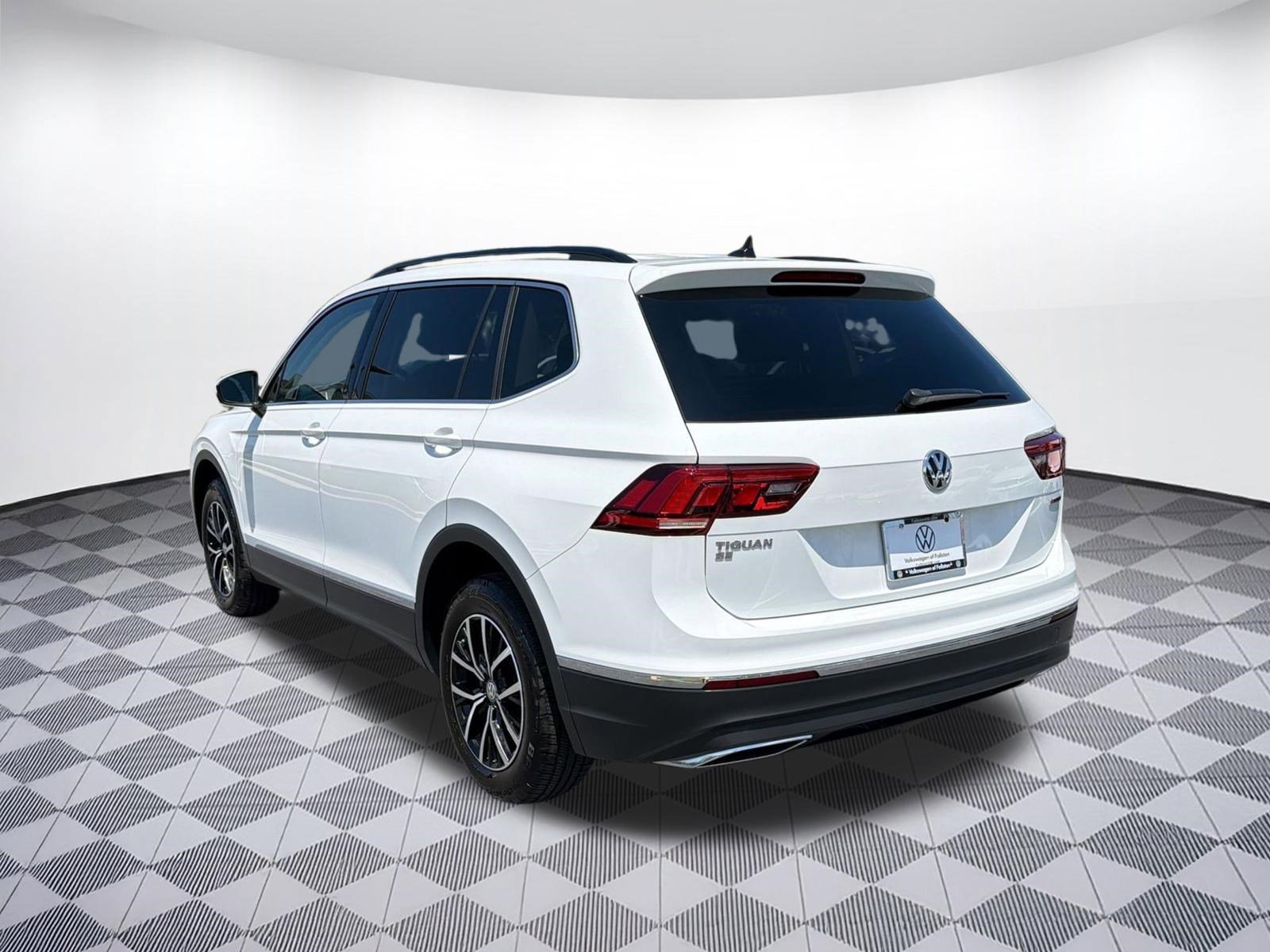 Used 2021 Volkswagen Tiguan SE w/ Panoramic Sunroof Package AWD/4WD image 3