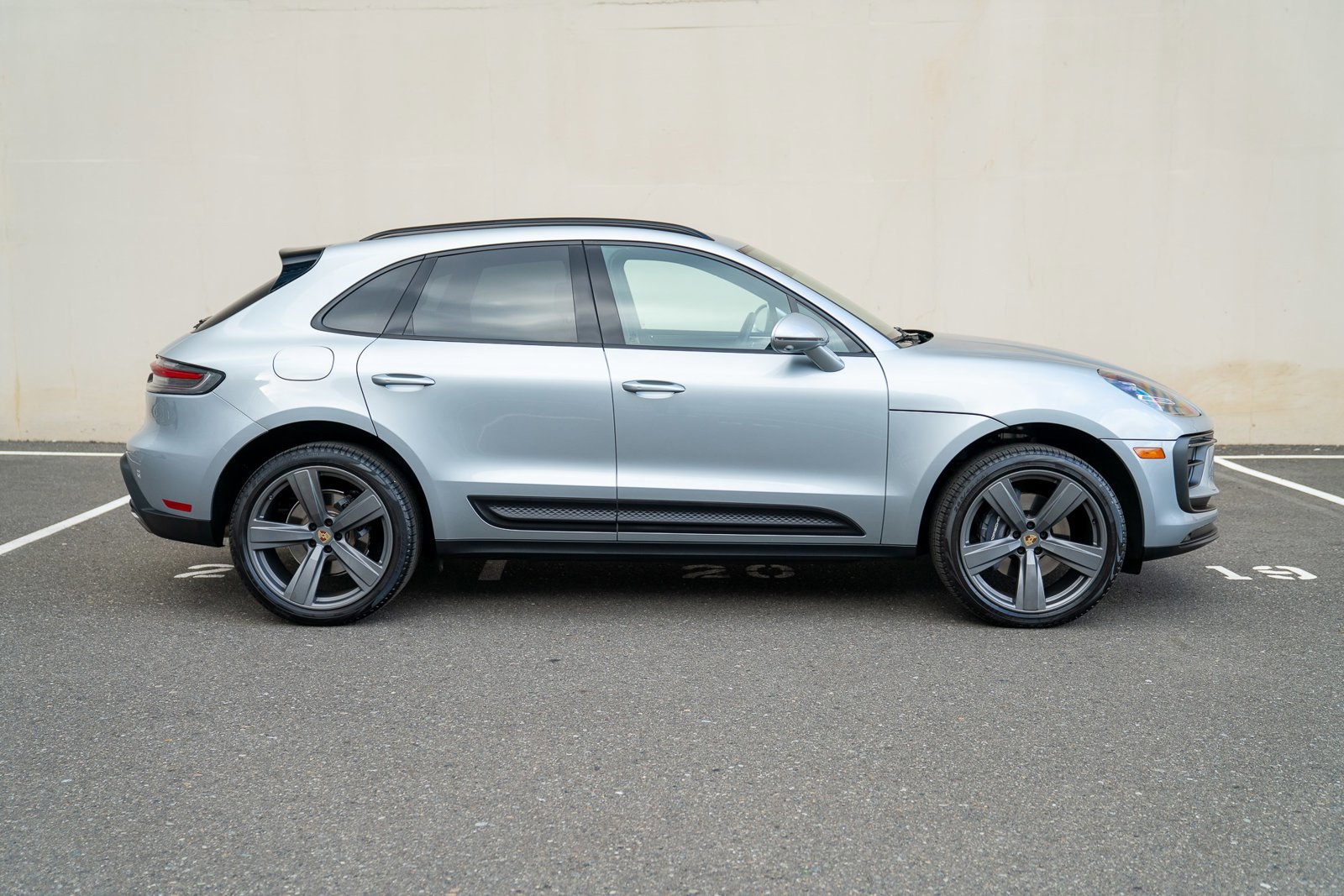 Used 2025 Porsche Macan image 8