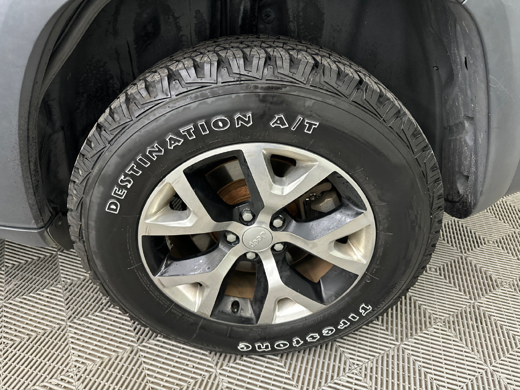 Used 2017 Jeep Cherokee Trailhawk AWD/4WD image 22