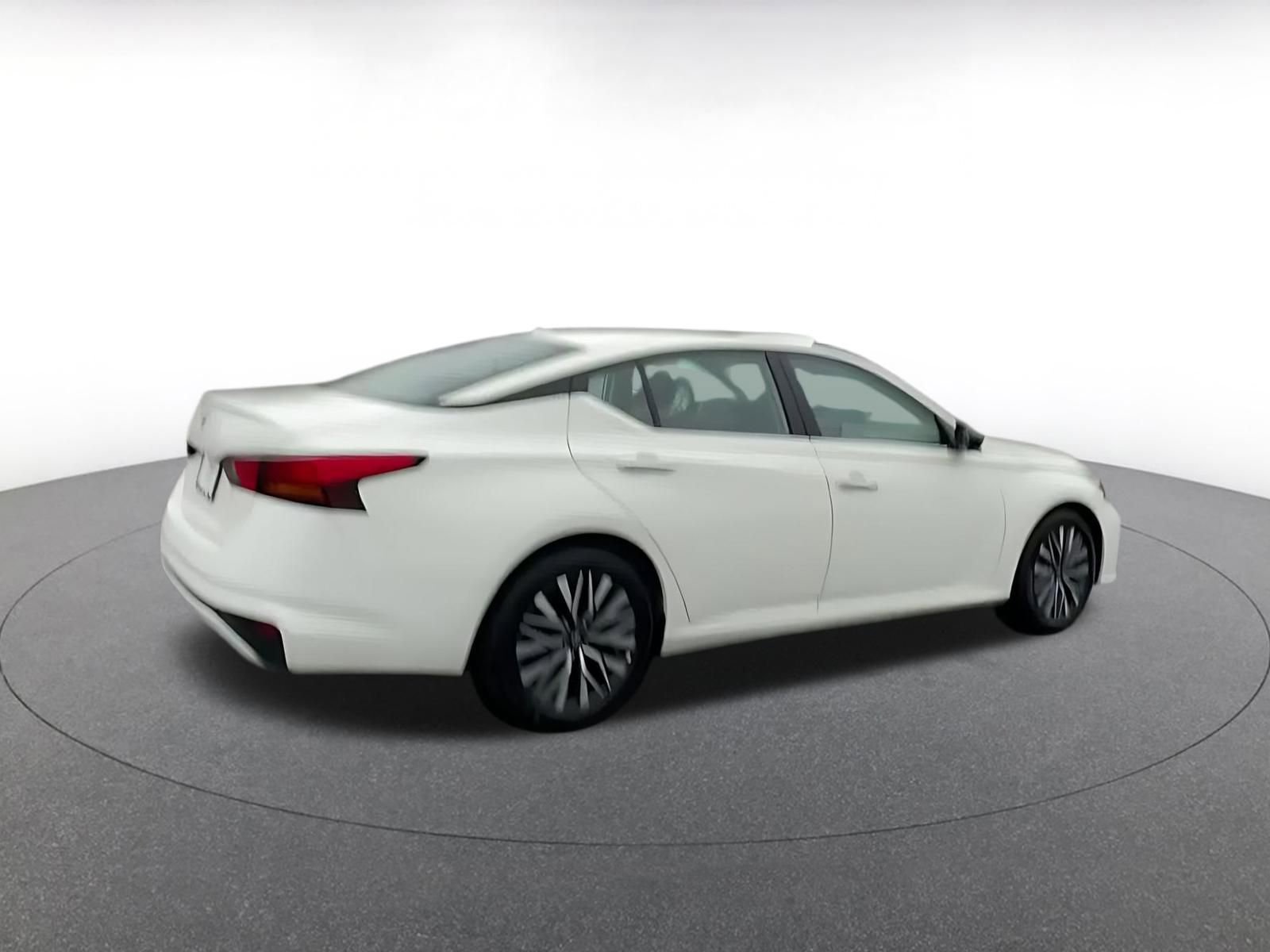 Used 2025 Nissan Altima 2.5 SV image 14