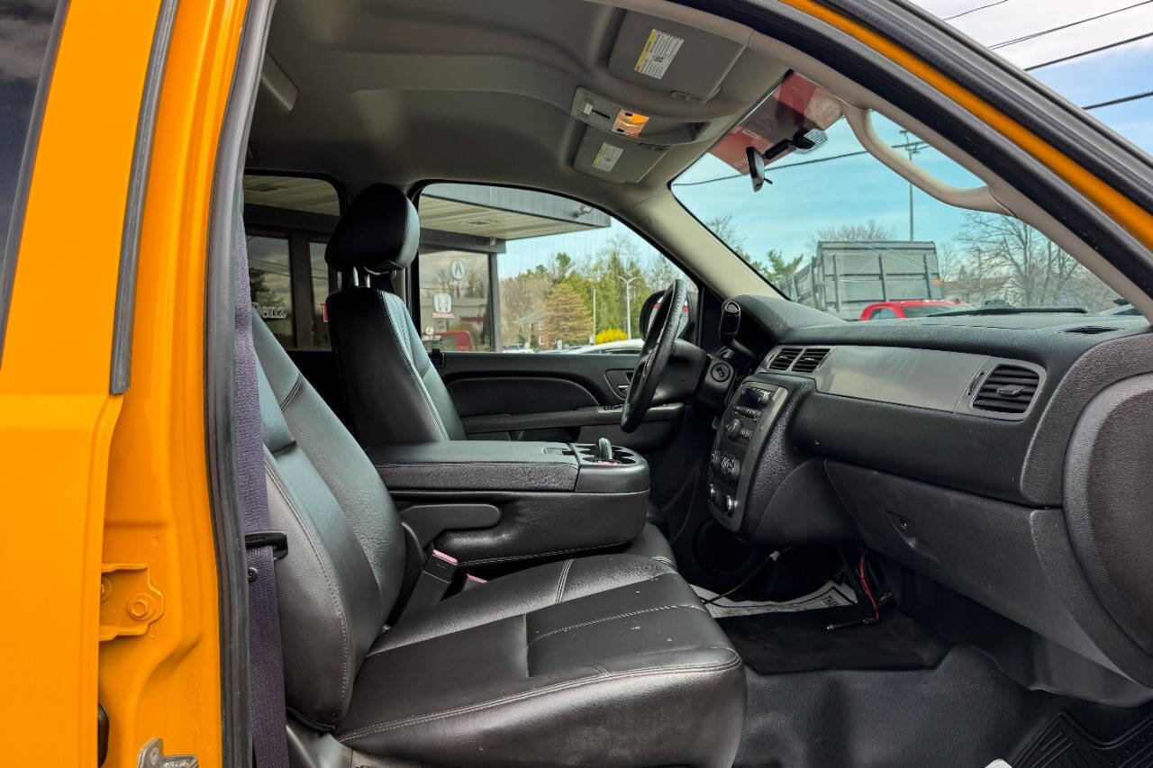 Used 2011 Chevrolet Suburban 2500 image 16