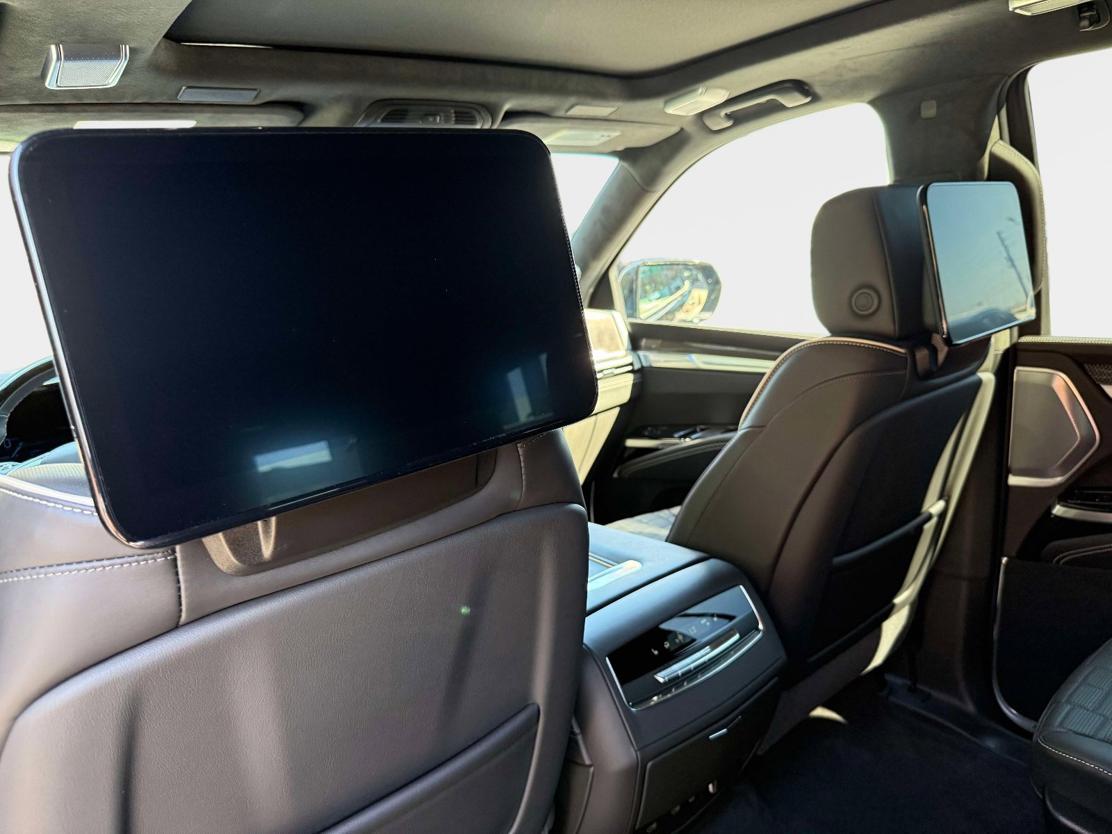 Used 2026 Cadillac Escalade V w/ LPO, ONYX Package image 39