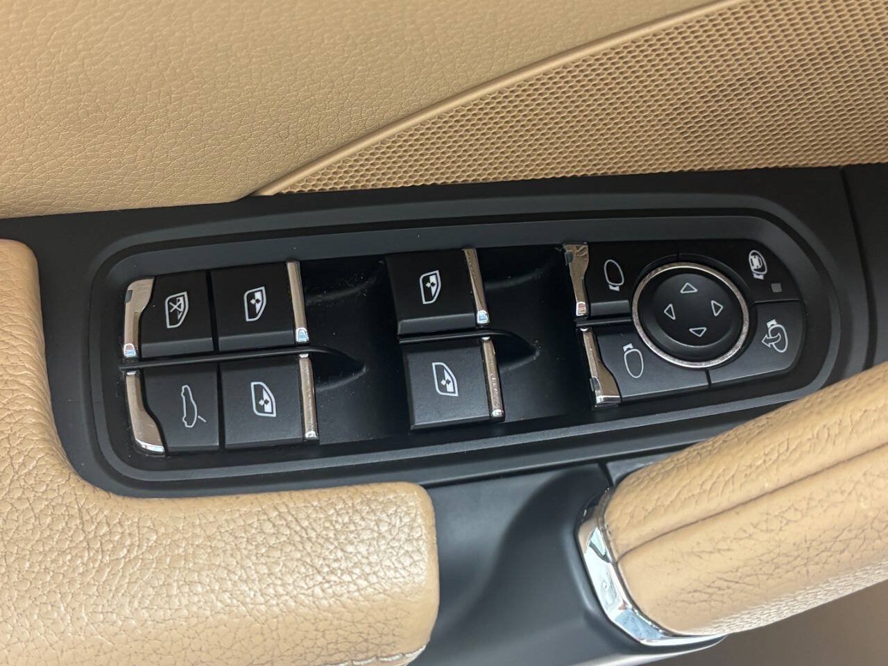 Used 2014 Porsche Cayenne Platinum Edition AWD/4WD image 16