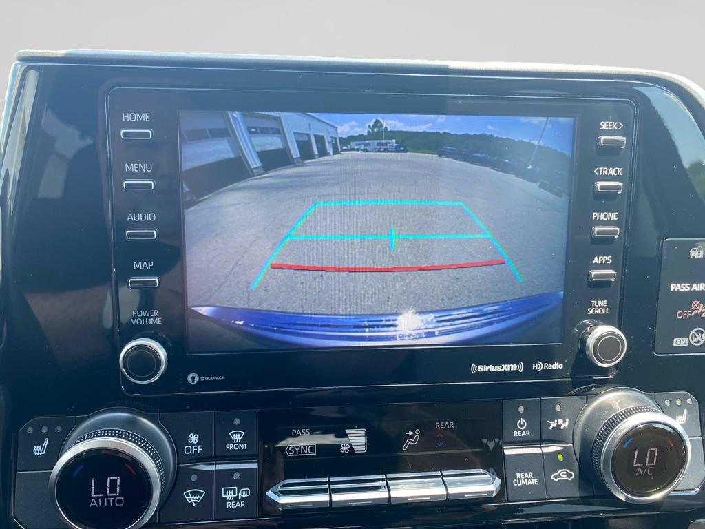 Used 2021 Toyota Highlander XLE AWD/4WD image 27
