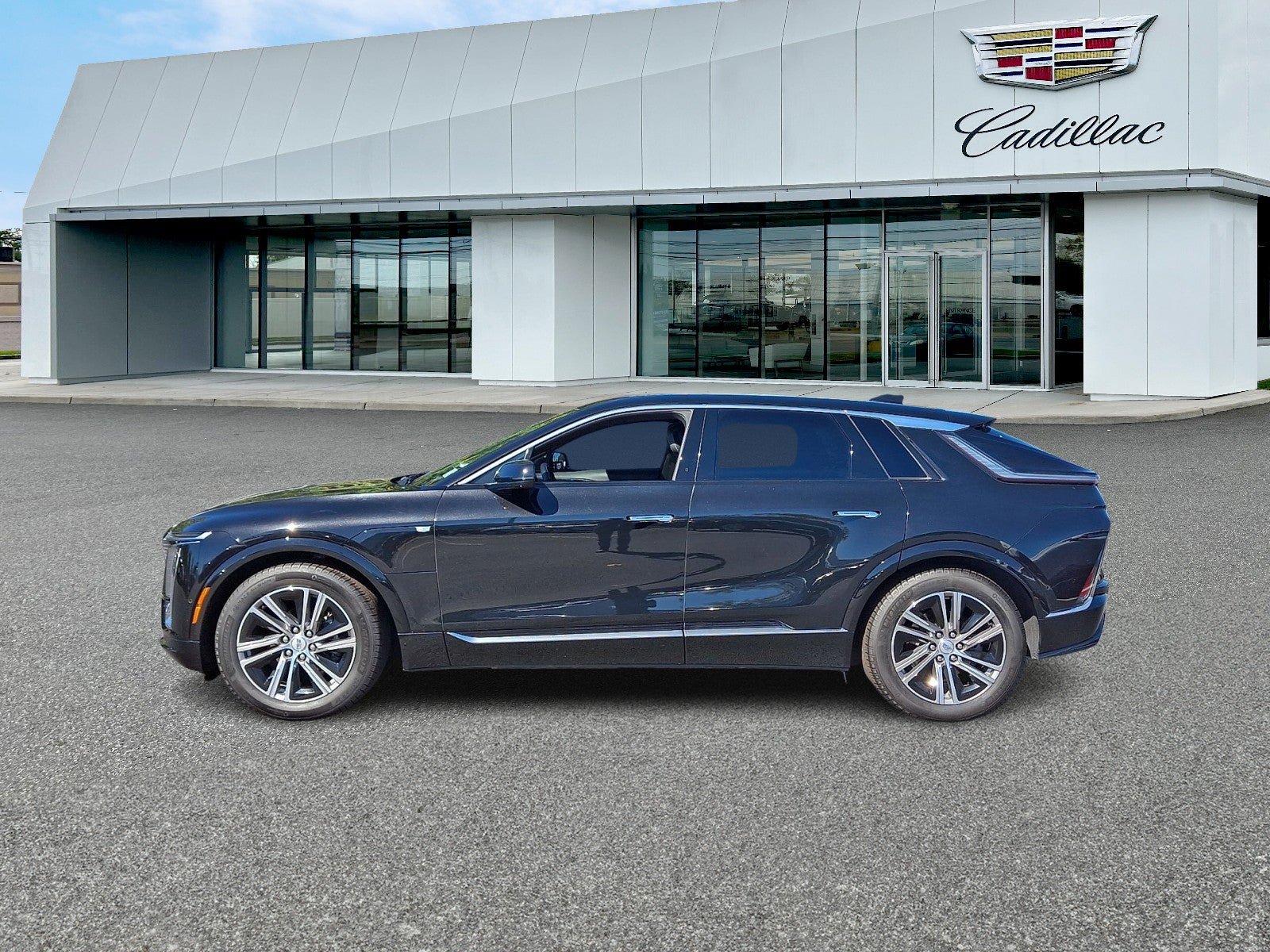 Certified 2024 Cadillac Lyriq Luxury AWD/4WD image 2