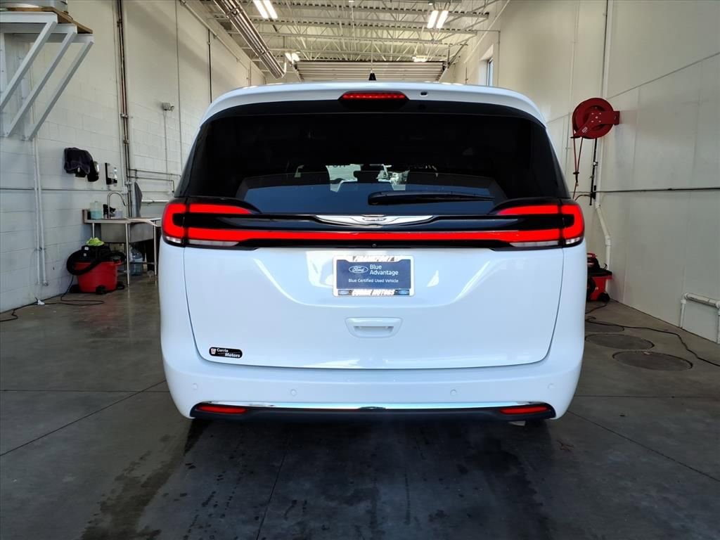 Used 2025 Chrysler Pacifica Select image 5
