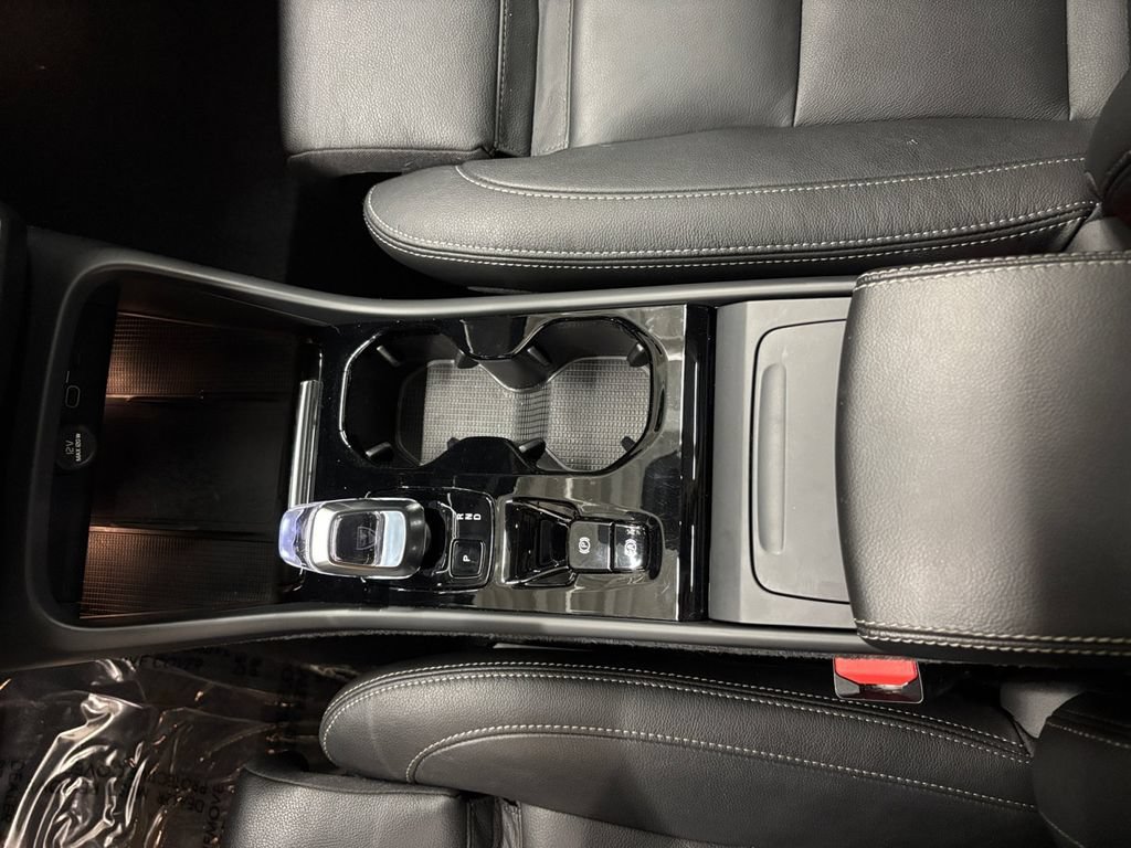 Certified 2024 Volvo XC40 B5 Plus w/ Climate Package AWD/4WD image 21
