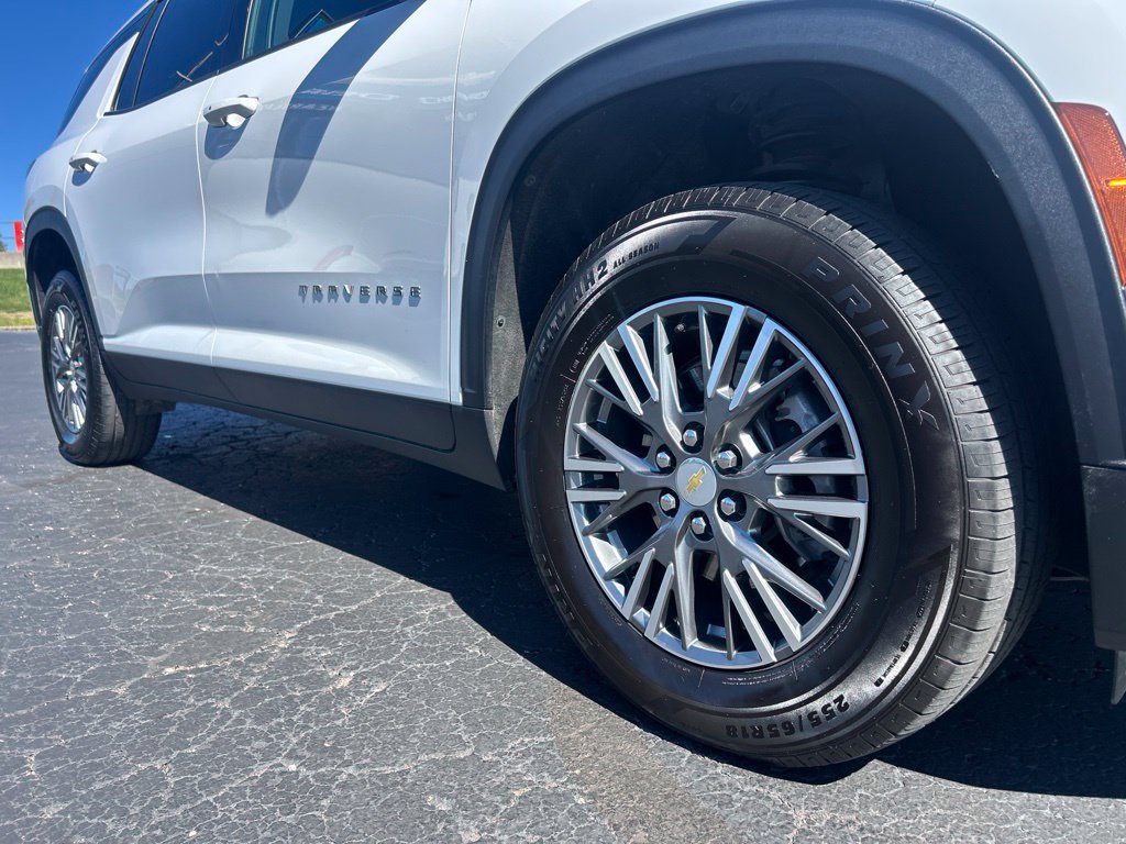 Used 2025 Chevrolet Traverse LT FWD image 11