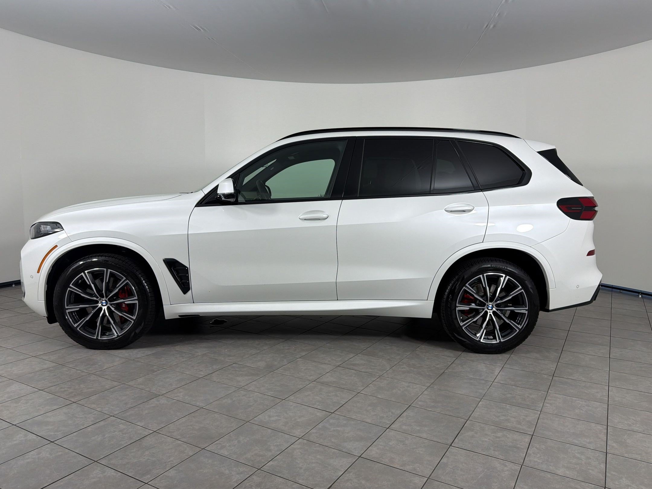 Certified 2026 BMW X5 xDrive40i w/ Executive Package AWD/4WD image 2