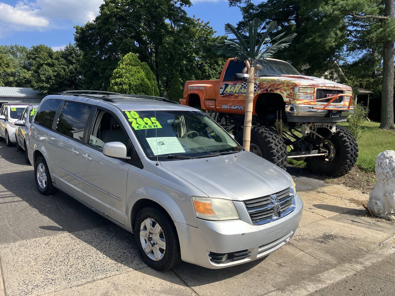 Used 2010 Dodge Grand Caravan SXT FWD image 2