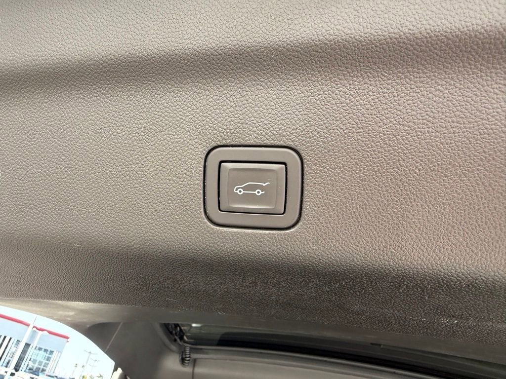 Used 2024 Chevrolet Suburban Premier image 32