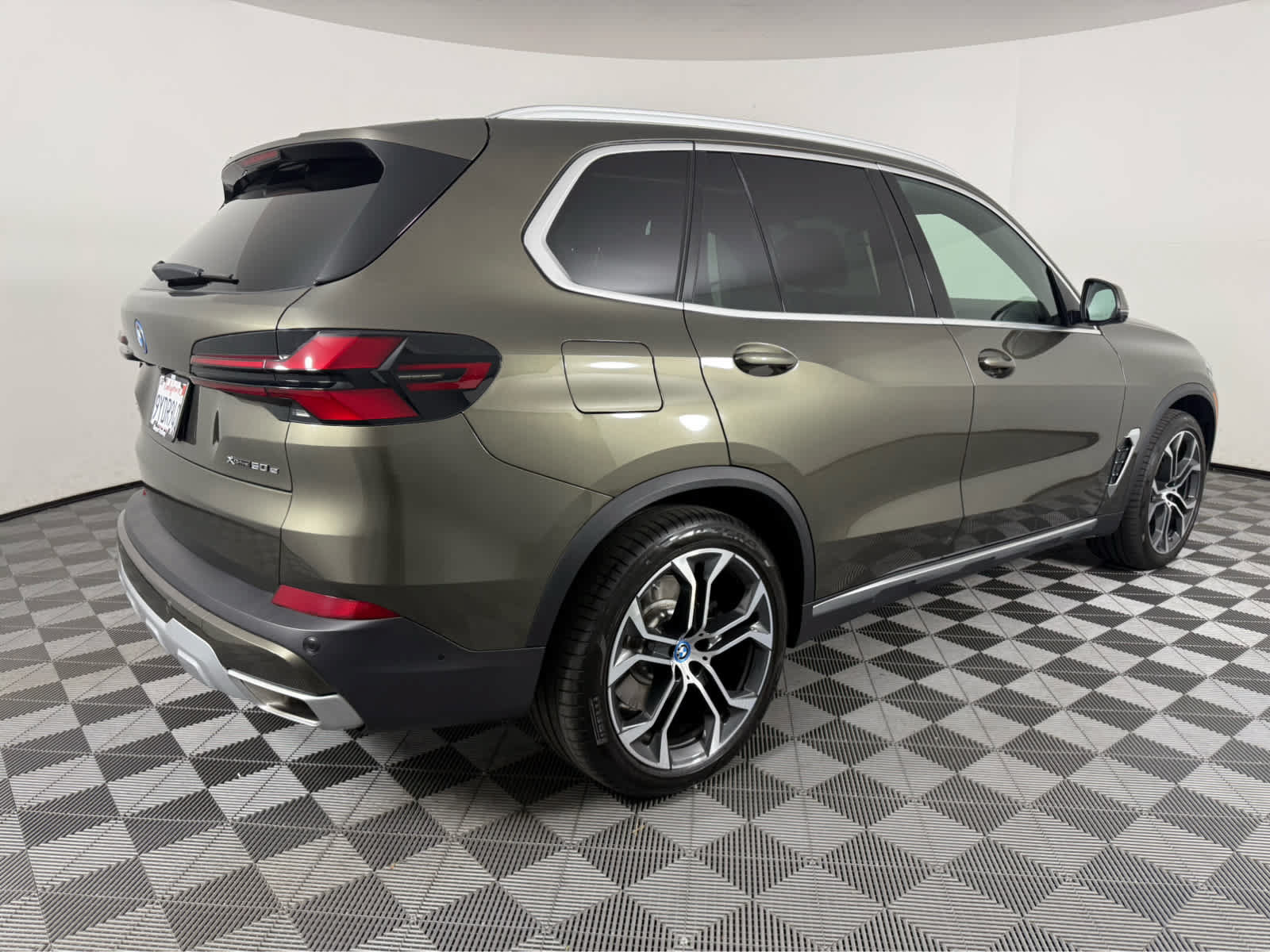 Used 2025 BMW X5 xDrive50e w/ Premium Package AWD/4WD image 3