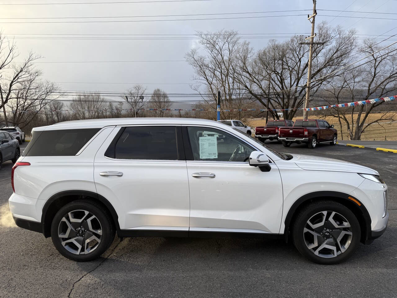 Used 2023 Hyundai Palisade SEL image 2